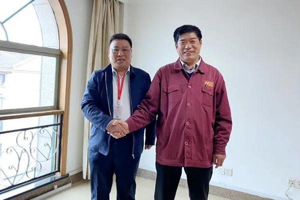 新鄉(xiāng)長城副總經(jīng)理與沙鋼集團領導合影