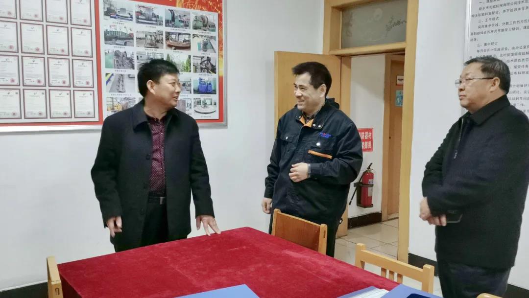 新鄉(xiāng)市總工會(huì)副主席王世良(左一)、輝縣市總工會(huì)主席李樹林(右一)指導(dǎo)工作