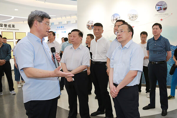 新鄉(xiāng)市政府市長魏建平到長城機械調(diào)研督導(dǎo)“萬人助萬企”活動開展情況 新鄉(xiāng)市政府市長魏建平到長城機械調(diào)研督導(dǎo)“萬人助萬企”活動開展情況