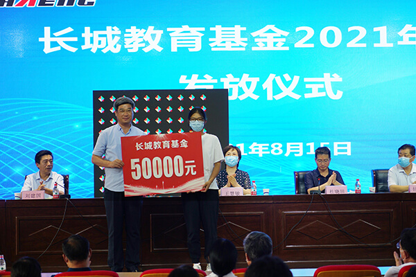 董事長(zhǎng)和王慧敏書(shū)記分別為獲獎(jiǎng)師生頒獎(jiǎng)