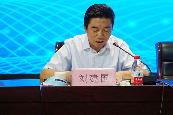 市教育體育局局長(zhǎng)劉建國(guó)宣讀第四屆長(zhǎng)城教育基金獎(jiǎng)勵(lì)名單