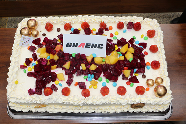 新鄉(xiāng)長(zhǎng)城機(jī)械舉辦慶三八蛋糕DIY活動(dòng)現(xiàn)場(chǎng)