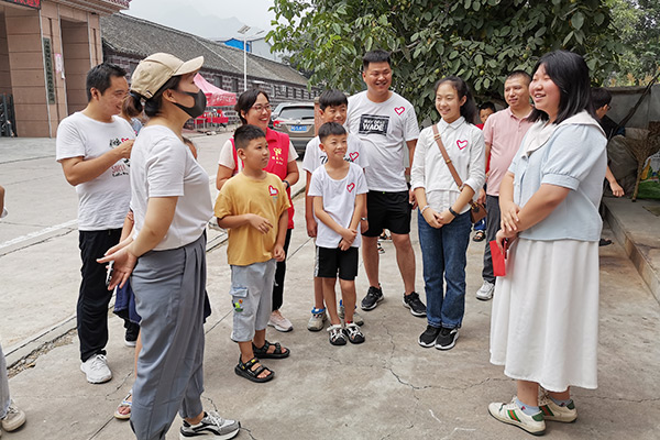 新鄉(xiāng)長城集團愛心家庭攜手輝縣義工“愛心助學，點亮希望”