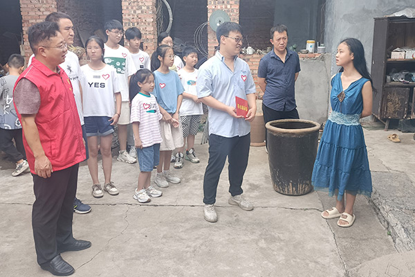新鄉(xiāng)長城集團愛心家庭攜手輝縣義工“愛心助學，點亮希望”