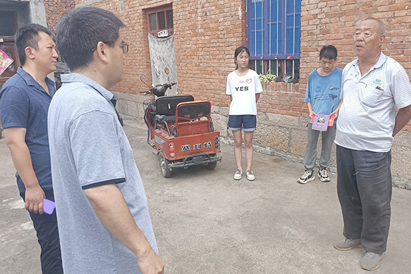 新鄉(xiāng)長城集團愛心家庭攜手輝縣義工“愛心助學，點亮希望”